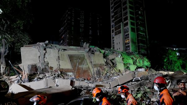 Rescue workers search through the rubble of a collapsed building after an earthquake in Caracas, Venezuela, Thursday, June 25, 2026. (AP Photo/Ariana Cubillos) - Sputnik India