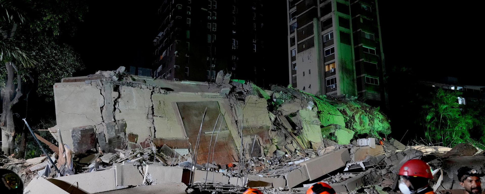 Rescue workers search through the rubble of a collapsed building after an earthquake in Caracas, Venezuela, Thursday, June 25, 2026. (AP Photo/Ariana Cubillos) - Sputnik भारत, 1920, 26.06.2026