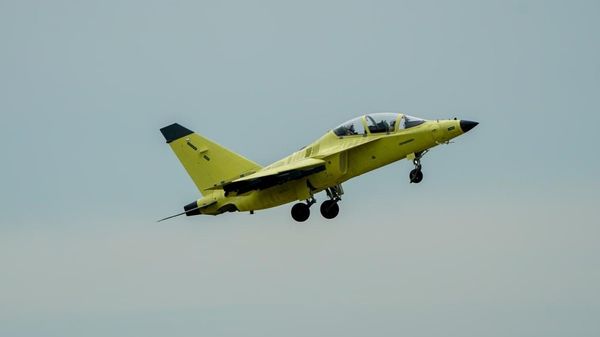 Russia’s Yak-130M light fighter takes to the skies for debut sortie - Sputnik भारत