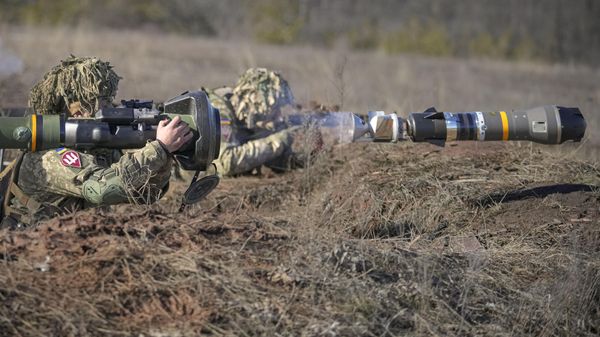Украинский военнослужащий стреляет из противотанкового оружия NLAW во время учений - Sputnik India
