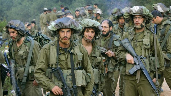 Israeli paratroopers gather near the border before advancing  inside southern Lebanon from Israel Saturday, Aug. 12, 2006 - Sputnik India