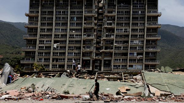 People inspect the rubble of a collapsed building after earthquakes hit the country, in La Guaira, Venezuela, June 25, 2026. REUTERS/Gaby Oraa - Sputnik India