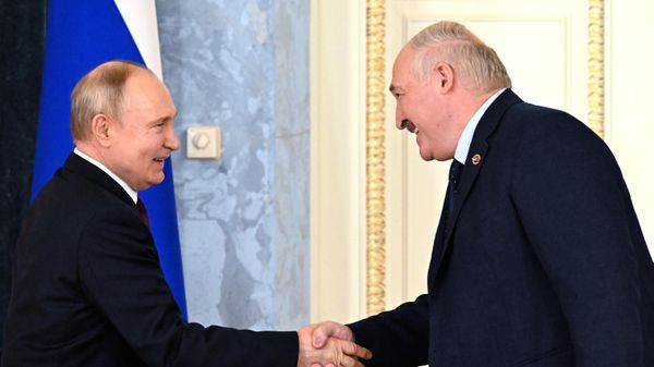 Russian President Vladimir Putin and Belarusian President Alexander Lukashenko shake hands during a signing ceremony following a meeting of the Supreme State Council of the Russia-Belarus Union State in St. Petersburg, Russia - Sputnik India