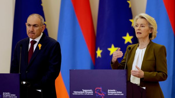 Armenia's Prime Minister Nikol Pashinyan, left, and European Commission President Ursula von der Leyen participate in a media conference during the EU-Armenia summit at the Presidential Palace in Yerevan, Armenia, Tuesday, May 5, 2026.  - Sputnik भारत