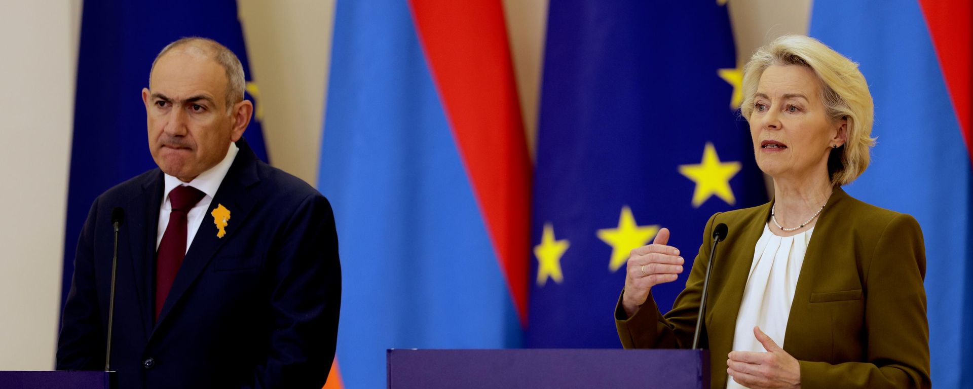 Armenia's Prime Minister Nikol Pashinyan, left, and European Commission President Ursula von der Leyen participate in a media conference during the EU-Armenia summit at the Presidential Palace in Yerevan, Armenia, Tuesday, May 5, 2026.  - Sputnik भारत, 1920, 28.06.2026