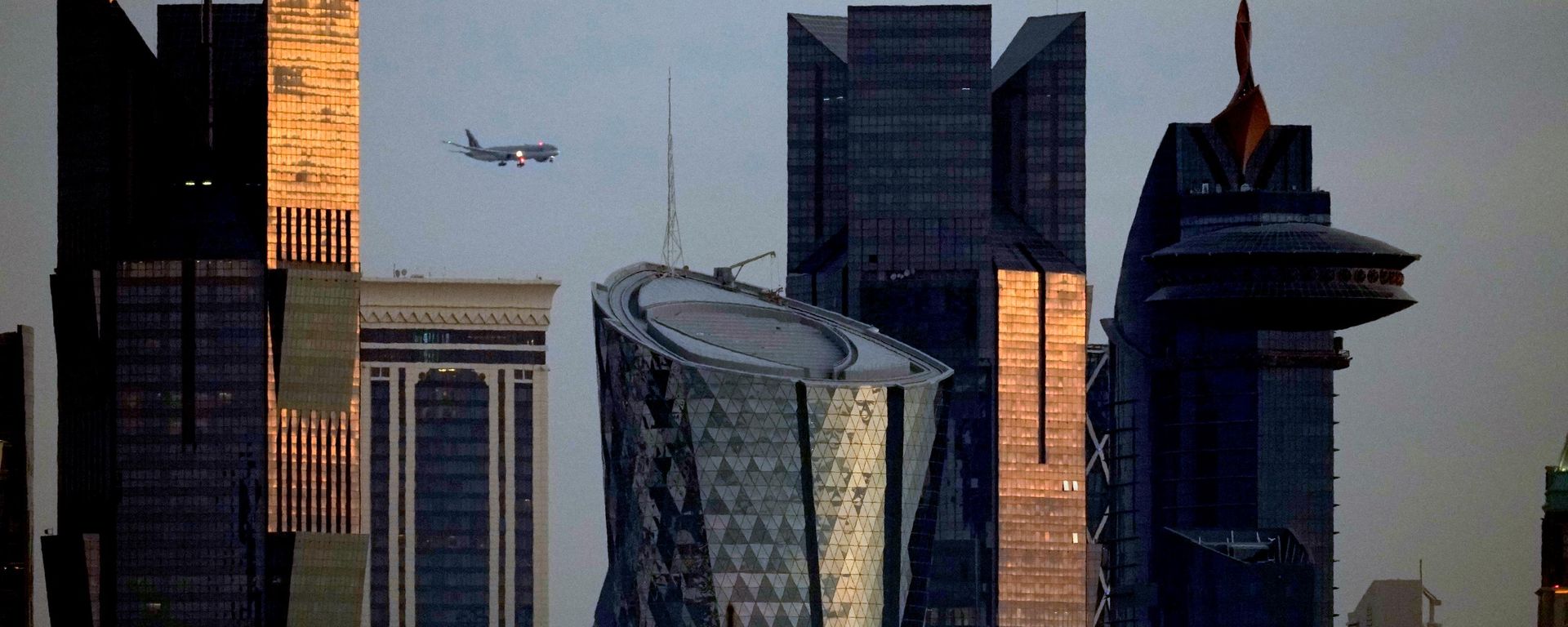 An aircraft flying near skyscrapers of West Bay, approaches the Hamad International Airport in Doha, Qatar, Thursday, Jan. 25, 2024. An aircraft flying near skyscrapers of West Bay, approaches the Hamad International Airport in Doha, Qatar, Thursday, Jan. 25, 2024. - Sputnik भारत, 1920, 29.06.2026