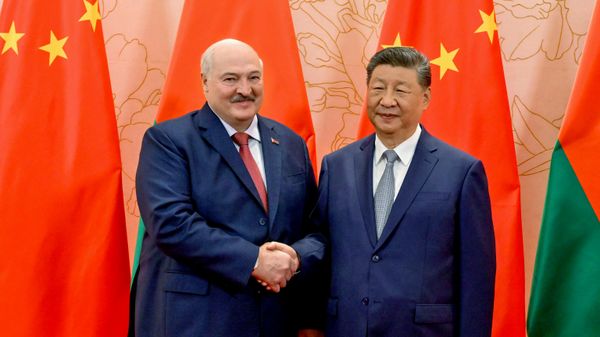 In this photo released by Belarus' Presidential Press Service, Belarusian President Alexander Lukashenko, left, and China's President Xi Jinping pose for a photo prior to their talks on the sidelines of the Shanghai Cooperation Organization (SCO) summit in Tianjin, China Sunday, Aug. 31, 2025. (Belarus' Presidential Press Service via AP) - Sputnik India