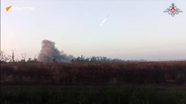 🔥🇷🇺 रूसी ग्रैड MLRS ने ज़पोरोज्ये क्षेत्र में यूक्रेनी तैनाती क्षेत्रों, गढ़ों और सैन्य उपकरणों पर घातक हमले किए - Sputnik भारत