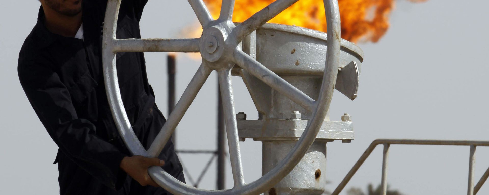 An Iraqi worker operates valves at the Nahran Omar oil refinery near the city of Basra, 340 miles southeast of Baghdad, Iraq - Sputnik India, 1920, 18.08.2026