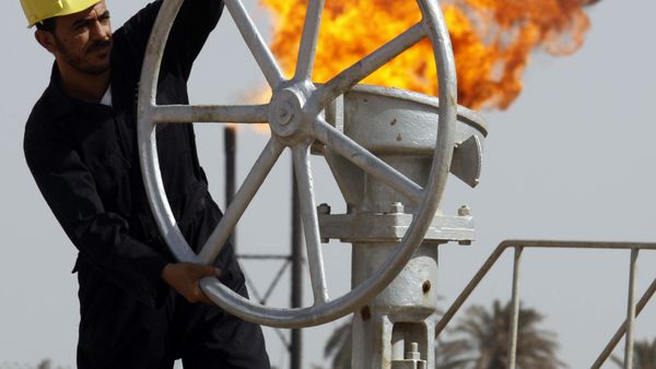 An Iraqi worker operates valves at the Nahran Omar oil refinery near the city of Basra, 340 miles southeast of Baghdad, Iraq - Sputnik India