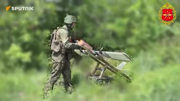 💥🇷🇺 रूसी ड्रोन यूनिट्स ने क्रास्नी लिमन दिशा में एक यूक्रेनी UAV कमांड पोस्ट पर हमला किया और दुश्मन के ग्राउंड रोबोटिक सिस्टम को बेअसर कर दिया - Sputnik भारत