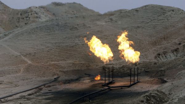 Gas flares burn near an oil well on the outskirts of Masjed Soleiman, a city where some of the first modern oil wells were discovered and drilled in the Middle East, in Khuzestan province, some 725 kilometers (435 miles) southwest of the Iranian capital, Tehran, Wednesday, Nov. 21, 2007. - Sputnik भारत