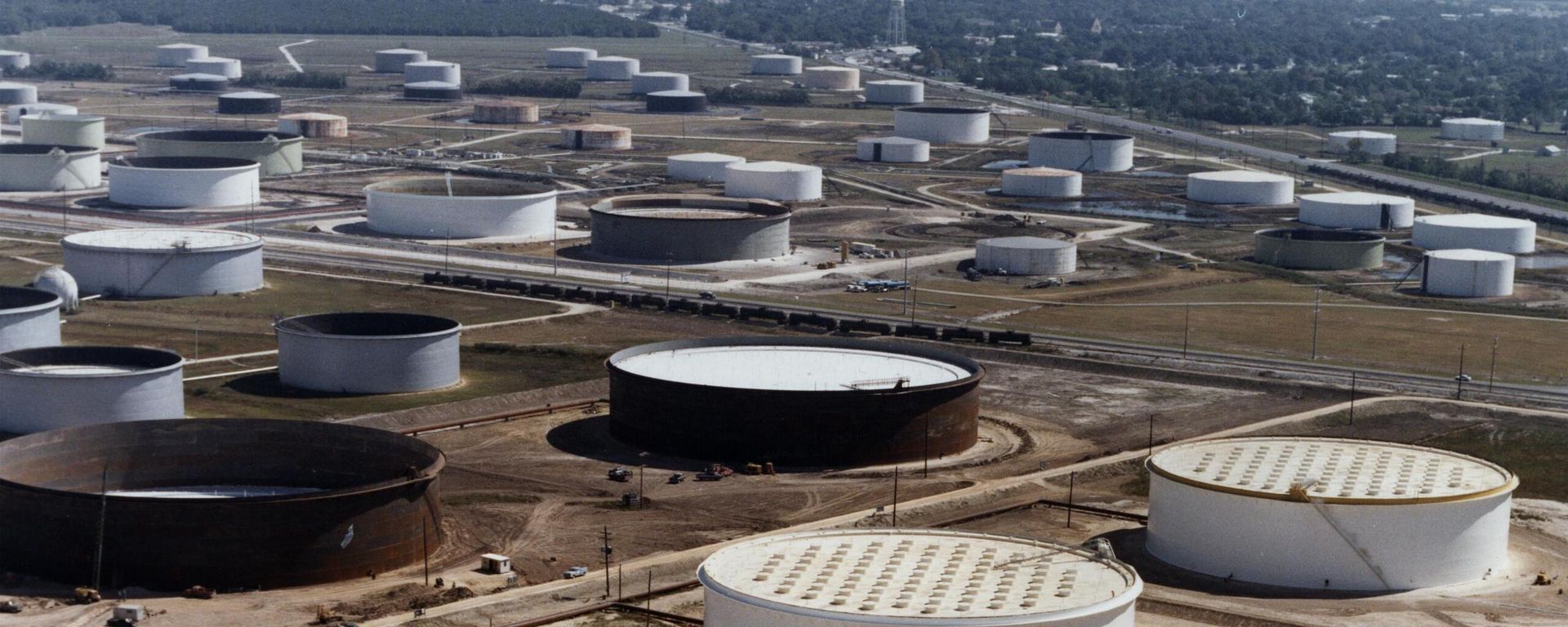 US Strategic Petroleum Reserve storage tanks at the Sunoco Terminal near Nederland, Texas - Sputnik भारत, 1920, 02.07.2026
