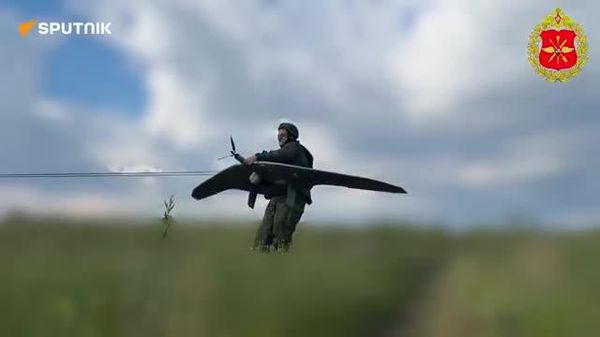 💥🇷🇺 रूसी ड्रोन यूनिट्स ने क्रास्नी लिमन दिशा में एक यूक्रेनी UAV कमांड पोस्ट और सैन्य ठिकानो पर हमला किया - Sputnik भारत