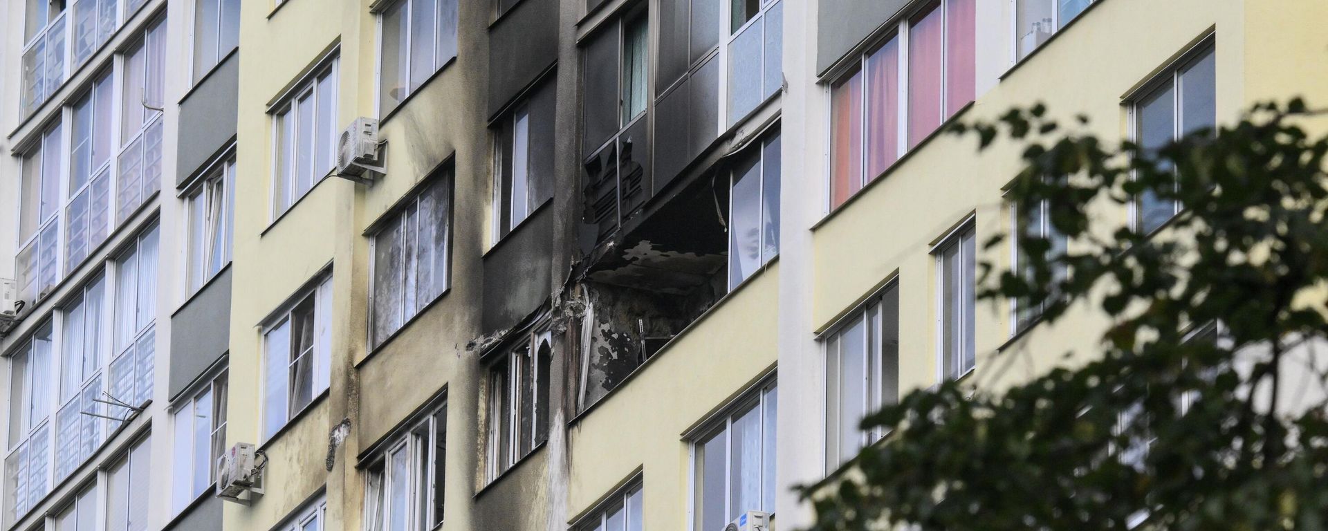 Damaged apartment block following a Ukrainian drone attack on Ramenskoye, Moscow region, Russia - Sputnik भारत, 1920, 25.08.2026