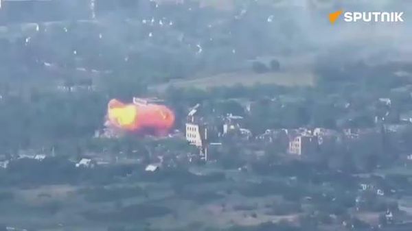 🔥🇷🇺रूसी सैनिकों को हवाई बमों से यूक्रेनी सेना के अस्थायी ठिकानों को नष्ट करते हुए देखें - Sputnik भारत
