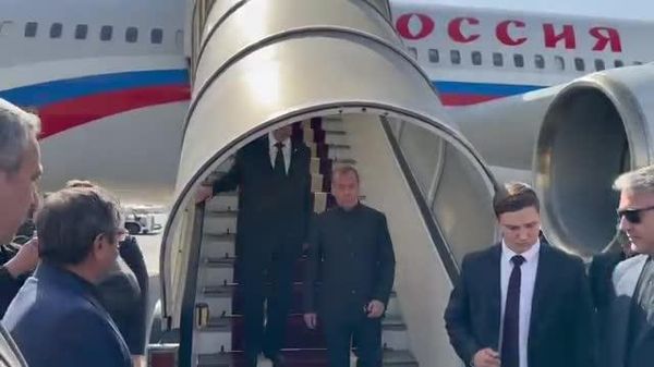 🇷🇺🇮🇷 Russia delegation chief Dmitry Medvedev arrives in Iran to attend farewell ceremony for Ayatollah Khamenei - Sputnik India