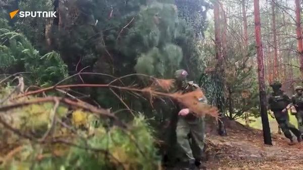 💥🇷🇺 रूसी उरगन MLRS और ड्रोन यूनिट्स ने क्रास्नी लिमन दिशा में एक यूक्रेनी UAV कमांड पोस्ट को नष्ट कर दिया और सैन्य गतिविधियों को बाधित किया - Sputnik भारत