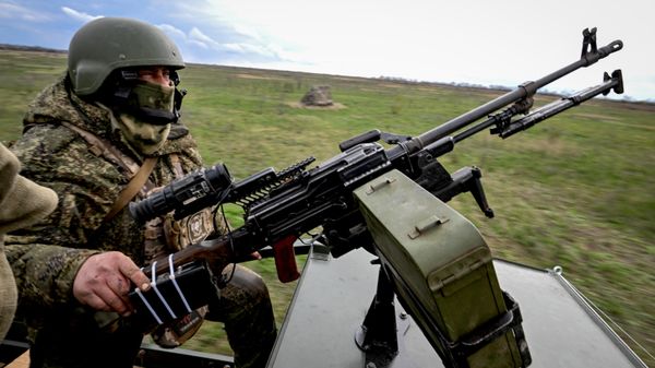 A Russian serviceman of a mobile fire unit of the Yug Group of Forces is seen at a position in the Konstantinovka sector of the front line amid Russia's military operation in Ukraine. - Sputnik भारत