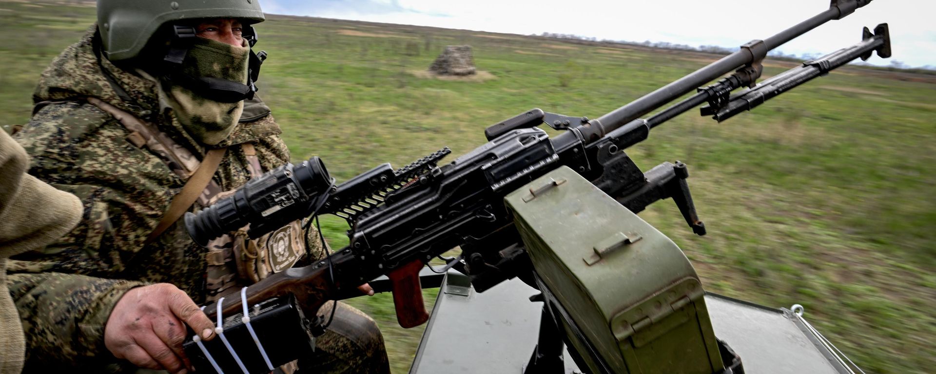 A Russian serviceman of a mobile fire unit of the Yug Group of Forces is seen at a position in the Konstantinovka sector of the front line amid Russia's military operation in Ukraine. - Sputnik भारत, 1920, 04.07.2026