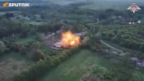 🚨🇷🇺 Russian Su-34s hammer Ukrainian positions with devastating glide bomb strikes - Sputnik India