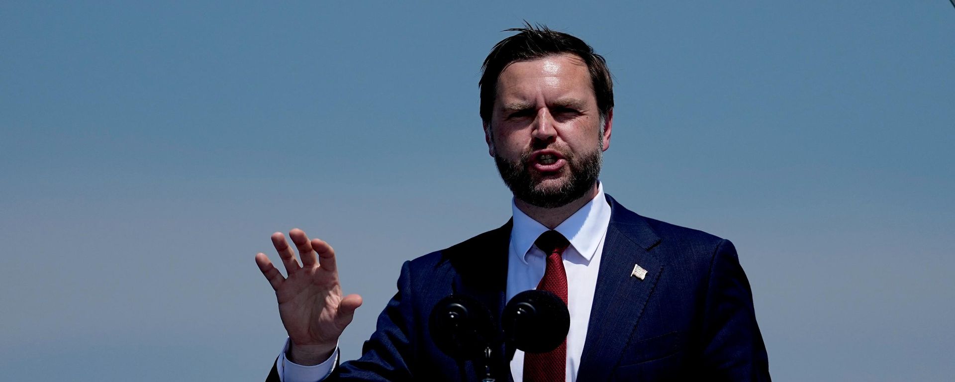 Vice President JD Vance speaks on the flight deck of the USS Kearsarge (LHD-3) in the New York harbor during The International Naval Review honoring America's 250th Anniversary, Saturday, July 4, 2026, in New York - Sputnik भारत, 1920, 04.09.2026