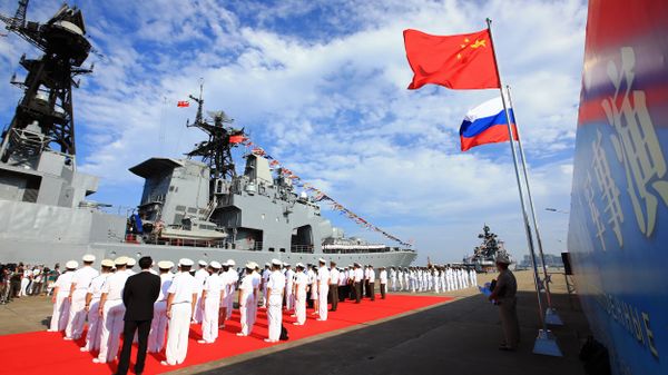 In this photo released by China's Xinhua News Agency, officers and soldiers of China's People's Liberation Army (PLA) Navy hold a welcome ceremony as a Russian naval ship arrives in port in Zhanjiang in southern China's Guangdong Province, Monday, Sept. 12, 2016 - Sputnik India