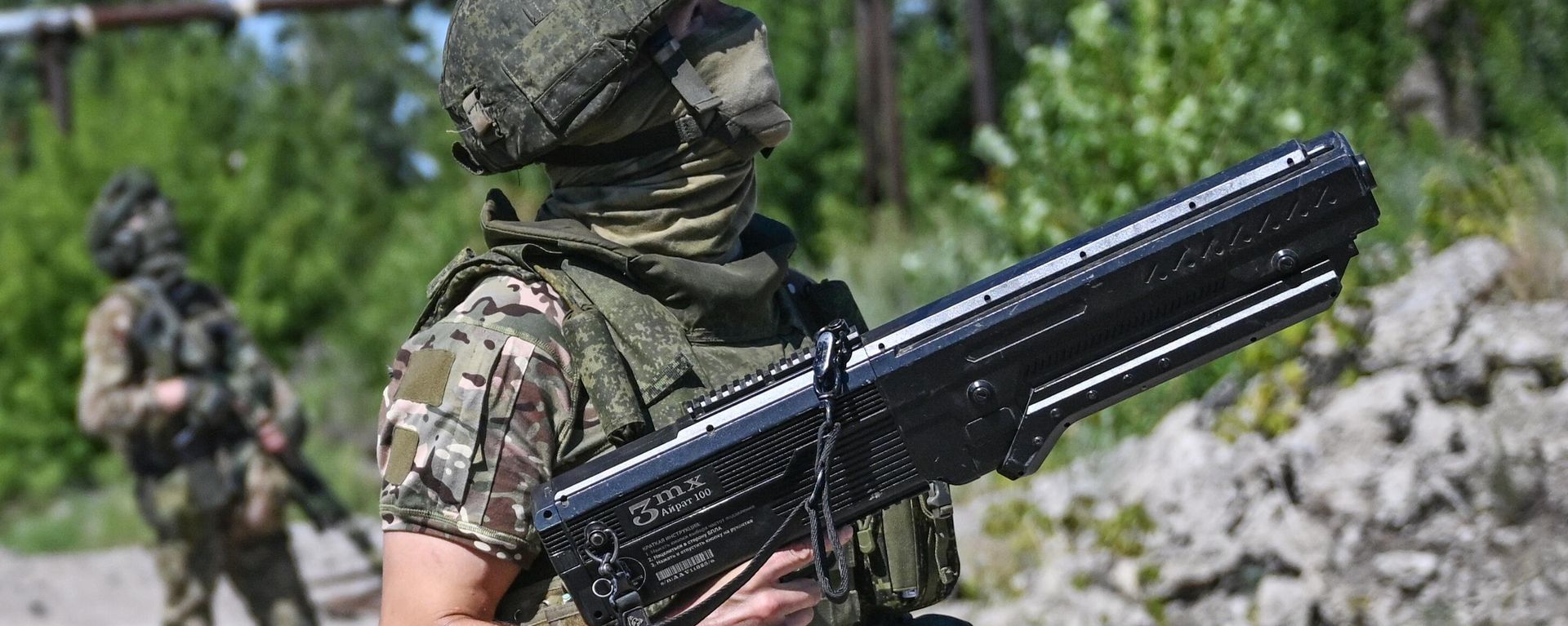 A Russian serviceman of the Tsentr Battlegroup holds an anti-drone gun  - Sputnik भारत, 1920, 06.07.2026