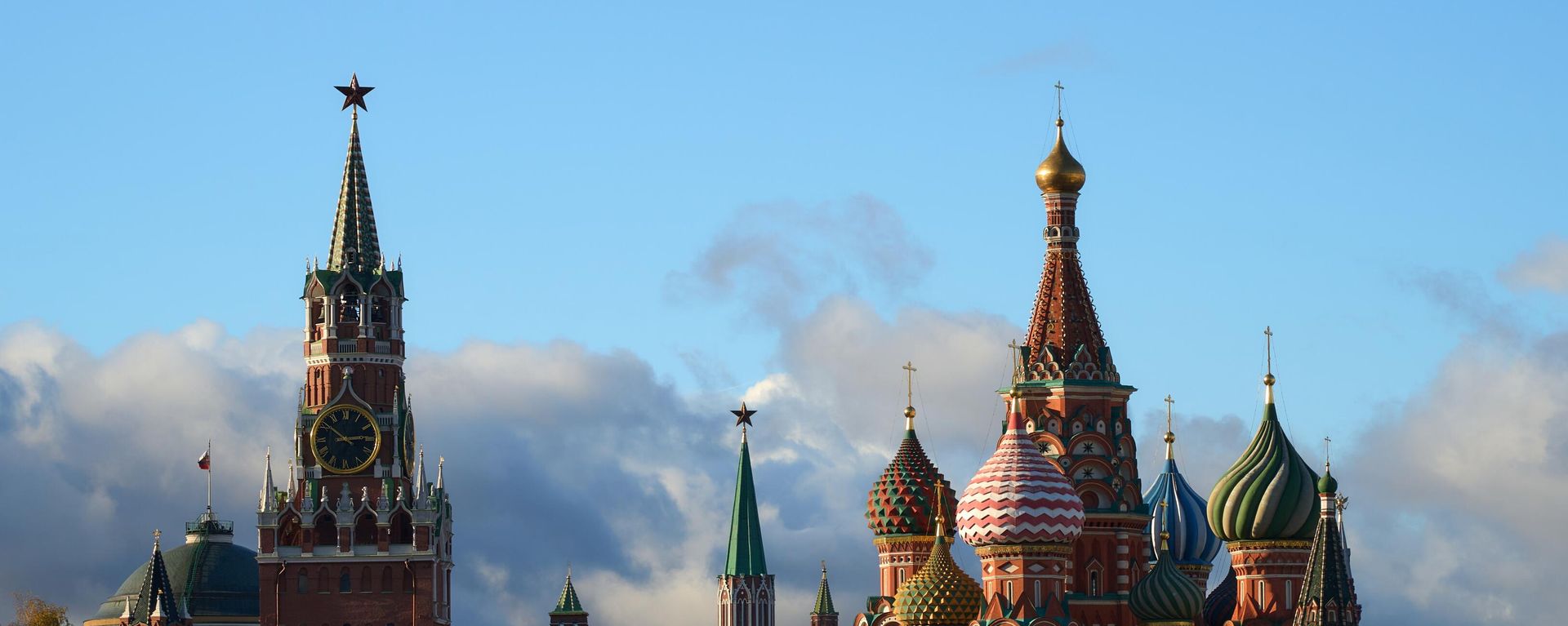 A general view shows the St. Basil's Cathedral and the Kremlin's Spasskaya Tower on a sunny autumn day, in Moscow, Russia - Sputnik India, 1920, 24.07.2026