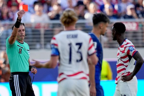 Referee Raphael Claus of Brazil shows a red card to United States' Folarin Balogun, right, during the World Cup round of 32 soccer match between the United States and Bosnia in Santa Clara, Calif., near San Francisco, Wednesday, July 1, 2026. Referee Raphael Claus of Brazil shows a red card to United States' Folarin Balogun, right, during the World Cup round of 32 soccer match between the United States and Bosnia in Santa Clara, Calif., near San Francisco, Wednesday, July 1, 2026. - Sputnik भारत