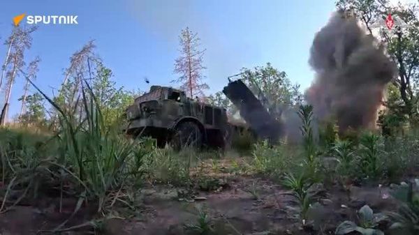 🔥🇷🇺 रूसी उरगन MLRS दल ने क्रास्नी लिमन दिशा में यूक्रेनी सैनिकों के जमावड़े और सैन्य उपकरणों को नष्ट कर दिया - Sputnik भारत