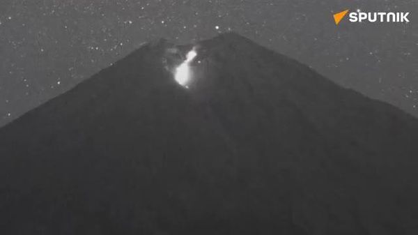 🚨🇮🇩 Indonesia's Mount Semeru erupts six times, sending ash nearly 5 km into the sky: Volcanology agency - Sputnik India