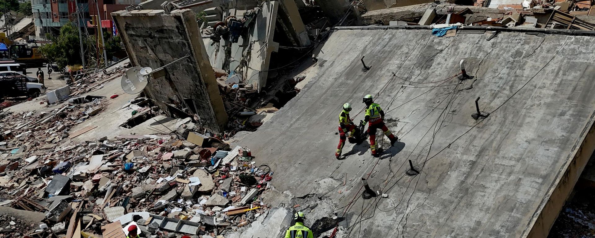 Mexican Army rescue workers search for people trapped in collapsed buildings after earthquakes struck La Guaira, Venezuela, Sunday, June 28, 2026.  - Sputnik India, 1920, 11.07.2026