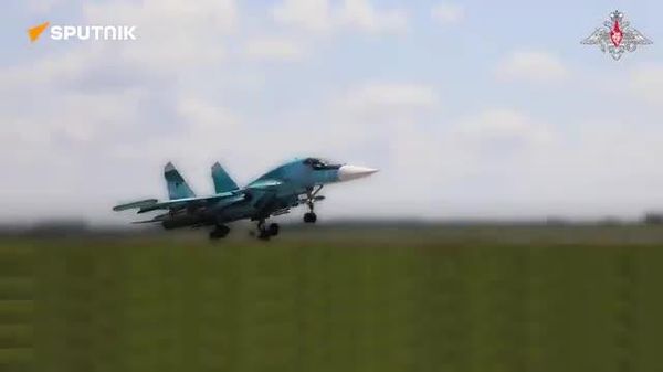 🚨🇷🇺 Russian Su-34 destroys Ukrainian drone launch site - Sputnik India