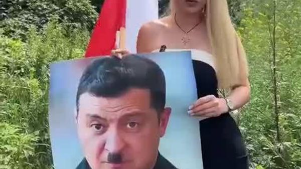🚨🇵🇱 पोलैंड में जेलेंस्की फिर निशाने पर, हिटलर के रूप में दिखाने वाला पोस्टर कूड़ेदान में फेंका, वीडियो वायरल - Sputnik भारत