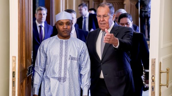 Russian Foreign Minister Sergey Lavrov, right, and Chadian Foreign Minister Abdoulaye Sabre Fadoul enter a hall for their talks at Zinaida Morozova's Mansion in Moscow, Russia, Tuesday, July 14, 2026.  - Sputnik भारत