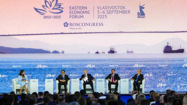 Russian President Vladimir Putin at the plenary session of the 2025 Eastern Economic Forum (EEF) at the Far Eastern Federal University on Russky Island in Vladivostok, Russia. - Sputnik भारत