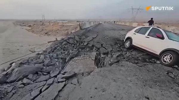Footage from southern Iran shows the aftermath of the US strike on two bridges along the Bandar Abbas–Hajjiabad road - Sputnik India