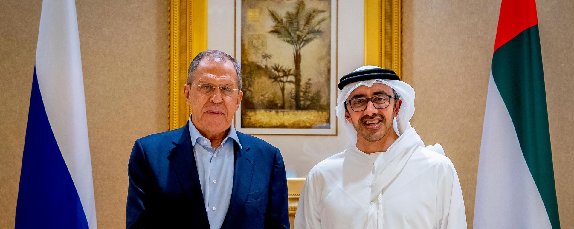 UAE Minister of Foreign Affairs and International Co-operation Sheikh Abdullah bin Zayed bin Sultan Al Nahyan, right, shakes hands with Russian Foreign Minister Sergei Lavrov in Abu Dhabi, United Arab Emirates, Thursday, Nov. 3, 2022. - Sputnik India, 1920, 18.07.2026