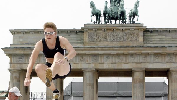 Die sehbehinderte Sportlerin Katrin Mueller-Rottgardt springt am Donnerstag, 23. Aug. 2007, waehrend des Weitsprungwettbewerbes beim Paralympic Day in Berlin. - Sputnik भारत