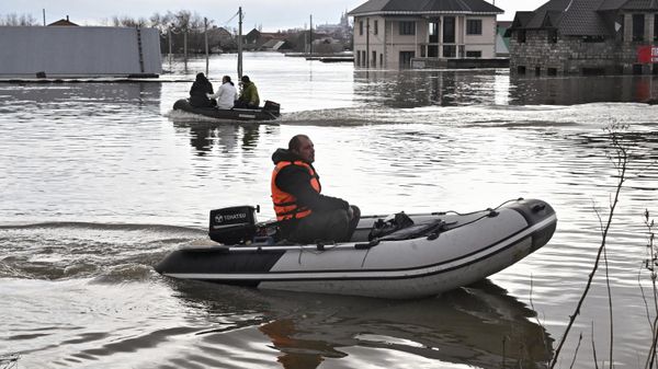 People use rubber boats in the flooded street after part of a dam burst in Orsk, Russia. Russia's government has declared the situation in flood-hit areas in the Orenburg oblast a federal emergency. The floods, caused by rising water levels in the Ural River, forced over 4,000 people, including over 800 children, to evacuate, the regional government said. (Anatoly Zhdanov/Kommersant Publishing House via AP) - Sputnik भारत