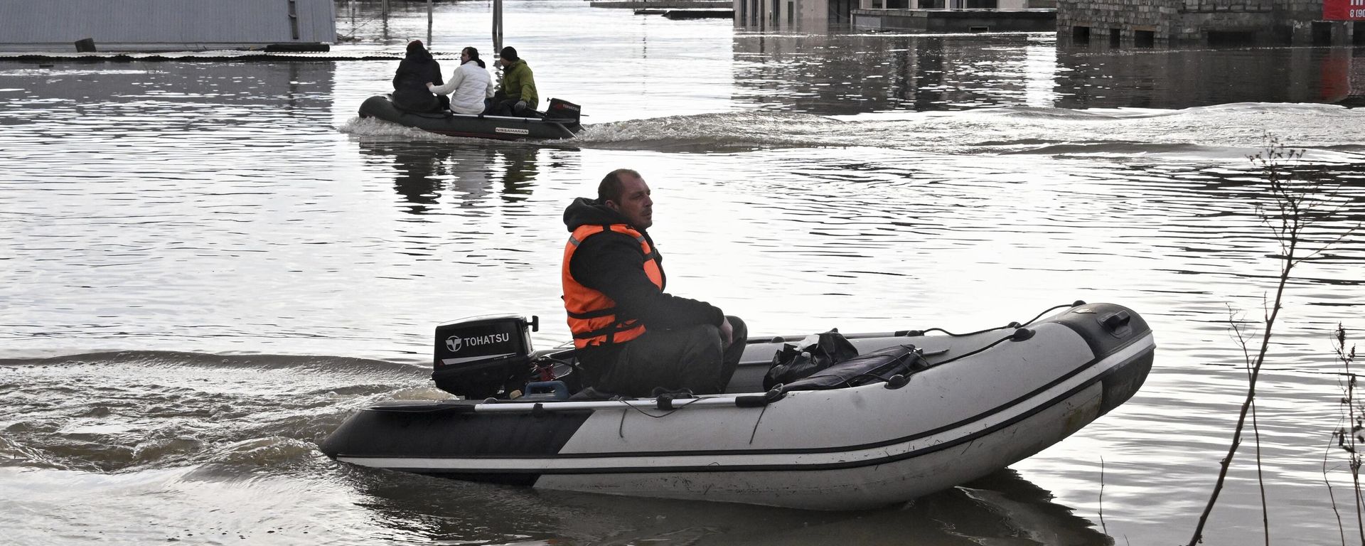 People use rubber boats in the flooded street after part of a dam burst in Orsk, Russia. Russia's government has declared the situation in flood-hit areas in the Orenburg oblast a federal emergency. The floods, caused by rising water levels in the Ural River, forced over 4,000 people, including over 800 children, to evacuate, the regional government said. (Anatoly Zhdanov/Kommersant Publishing House via AP) - Sputnik भारत, 1920, 22.07.2026