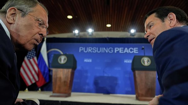 Russia's Foreign Minister Sergey Lavrov and Secretary of State Marco Rubio talks before a news conference with President Donald Trump and Russia's President Vladimir Putin at Joint Base Elmendorf-Richardson, Alaska, Friday, Aug. 15, 2025. - Sputnik भारत