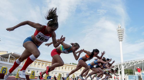 Athletes at the start of the women's 100m semifinal race at the Russian Track and Field Cup at the Meteor stadium in Zhukovsky, Moscow Region - Sputnik भारत
