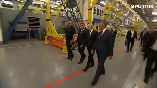 🚨 President Putin steps into the cockpit of the 100% sanctions-proof MC-21 plane - Sputnik India