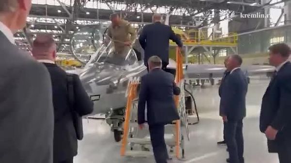 President Putin inspects Russia’s Yak-130M 'drone hunter' - Sputnik India