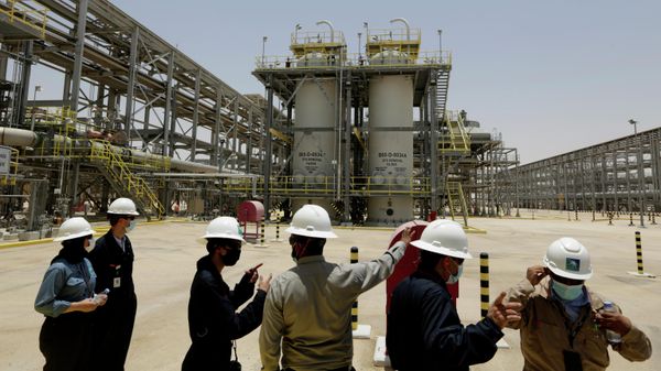 Saudi Aramco engineers and journalists look at the Hawiyah Natural Gas Liquids Recovery Plant, which is designed to process 4.0 billion standard cubic feet per day of sweet gas, a natural gas that does not contain significant amounts of hydrogen sulfide, in Hawiyah, in the Eastern Province of Saudi Arabia, June 28, 2021. - Sputnik India