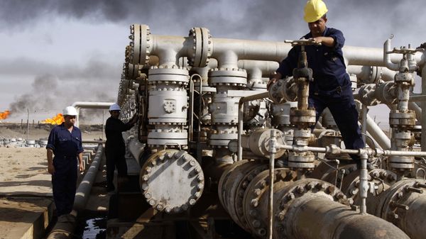 Iraqi workers are seen at the Rumaila oil refinery, near the city of Basra, 550 kilometers (340 miles) southeast of Baghdad, Iraq - Sputnik India