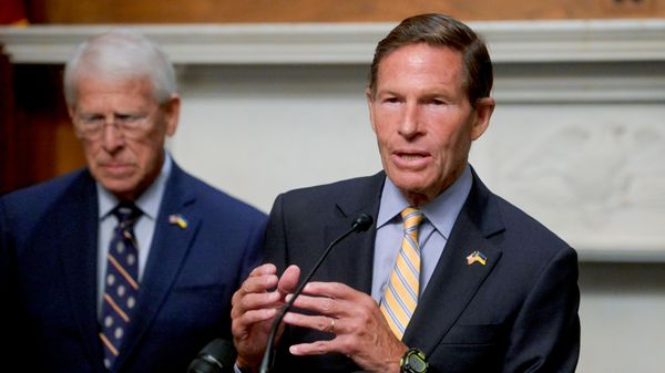 Sen. Richard Blumenthal, D-Conn., right, is joined by Sen. Roger Wicker, R-Miss., left, at the U.S. Capitol following a visit from Ukraine's President Volodymyr Zelenskyy for a meeting of bipartisan leaders of the Lindsey O. Graham Sanctioning Russia and Iran Act of 2026, Tuesday, July 28, 2026, in Washington.  - Sputnik भारत