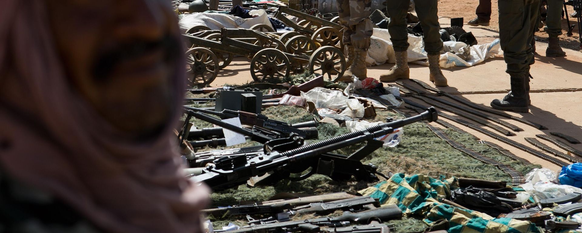 Malian soldiers look on as weapons, munitions, and other paraphernalia seized from radical Islamist militants are displayed at the French army base in Gao, Mali, Sunday, Feb. 24, 2013 - Sputnik भारत, 1920, 30.07.2026
